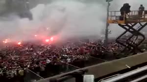 Feyenoord Lee towers op t balkon