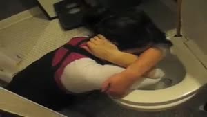 Drunk Girl vs Toilet Seat