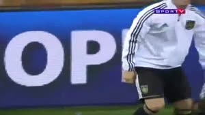 Germany's Mesut Özil shows cool chewing gum skills