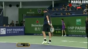 Federer lo hace de nuevo vea el video...