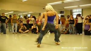 Dancing Kizomba