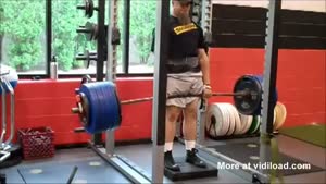 Strong Guy Lifts 538 Lbs