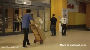Fake Apple Employee Drops Boxes Of New iPhones