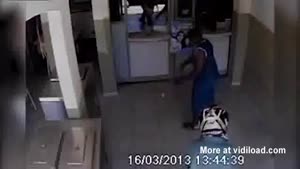 Unsuspecting Man Helps Thief