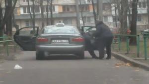 Taxi Driver Throws Out Drunk Passenger