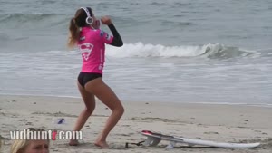 Surf Girl Twerks As Warming Up