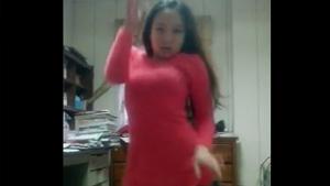 Asian Girl Thinks She Can Dance