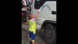 Little Gangster Threatens Driver With Knife